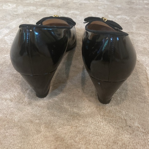 Vintage Salvatore Ferragamo Patent Leather with Suede Bows, Patent Pumps size 9! - Picture 3 of 5